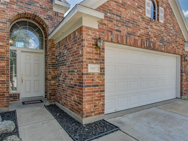 19107 Dawntreader Dr — Photo 2