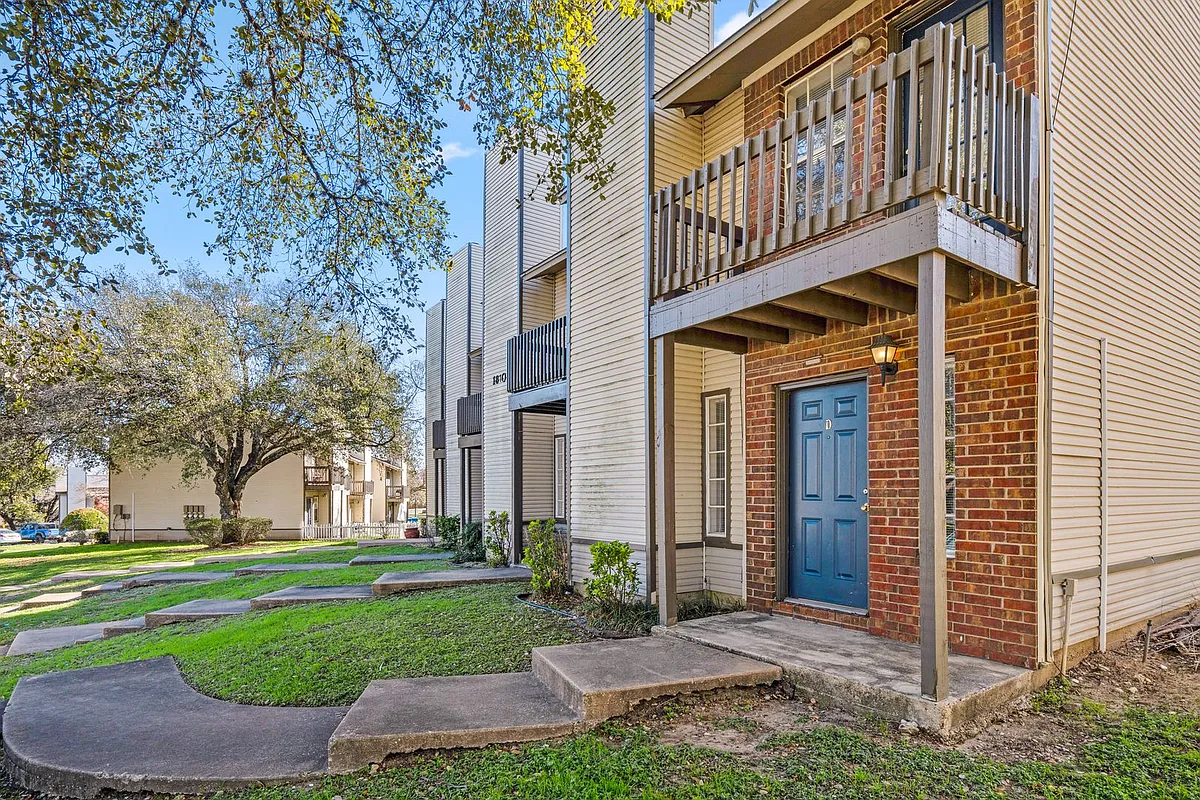 Building Photo - 1810 River Crossing Cir #D