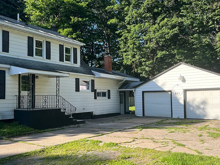 803 Park Dr — Photo 2