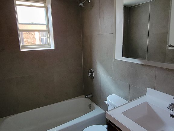 4th image of 3710 N Pine Grove Ave APT 209