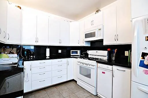 1057 Valencia St — Photo 9