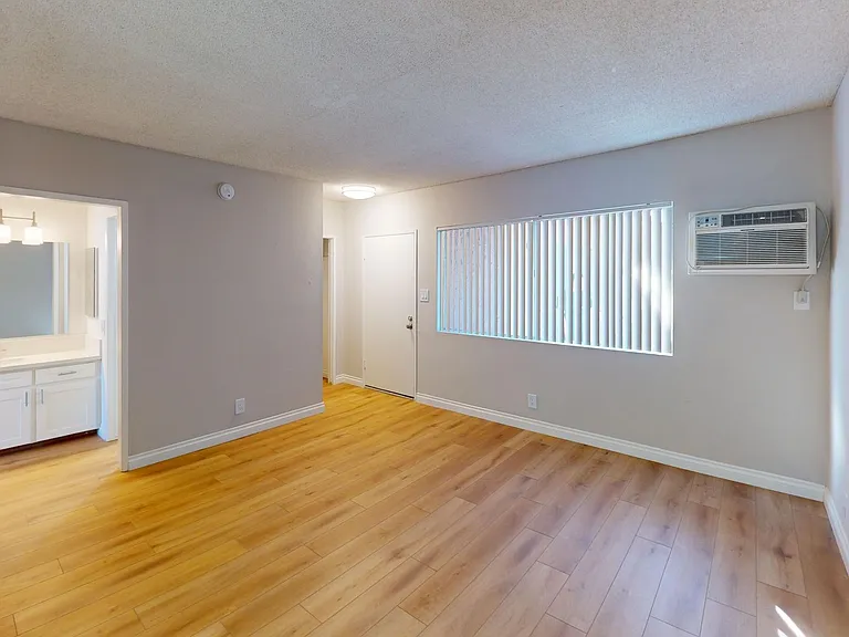 Royal Garden Apartments..Gorgeous Newly Remodeled Apartment Available...Great Location! — Photo 7