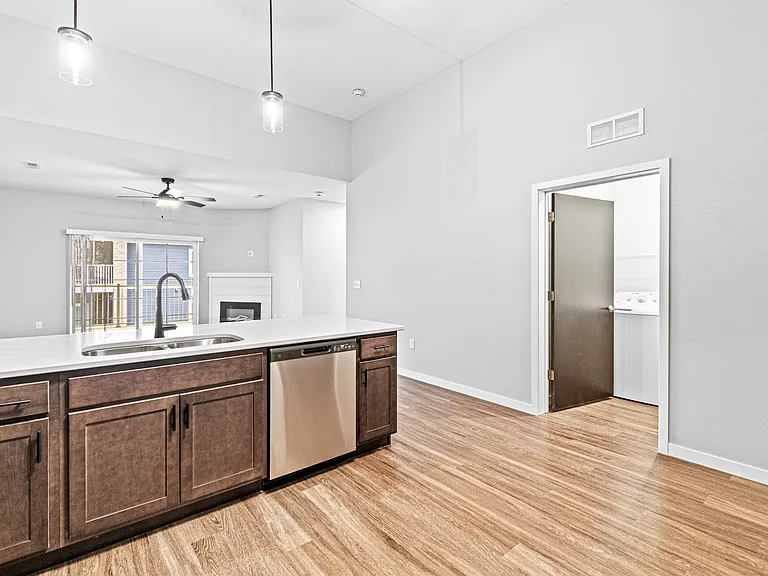 Spring Rose Cir — Photo 31