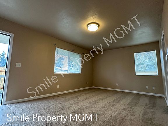 4th image of 10440 SE Division St