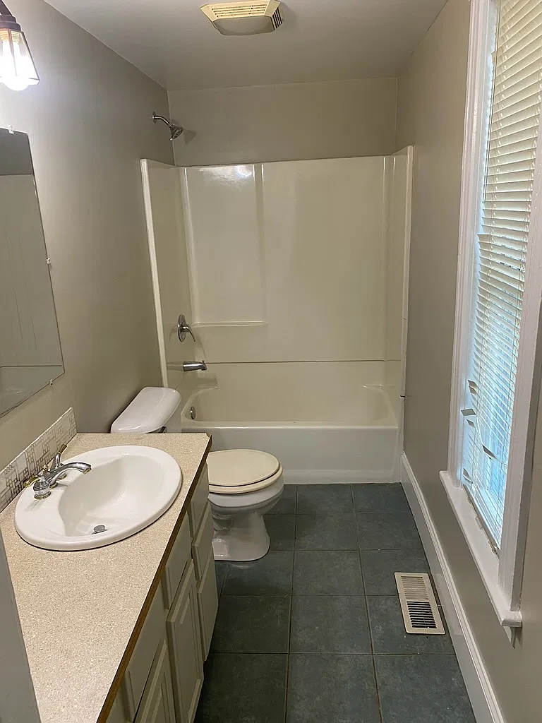 3 bed, 1000 sqft, $2,000 — Photo 3