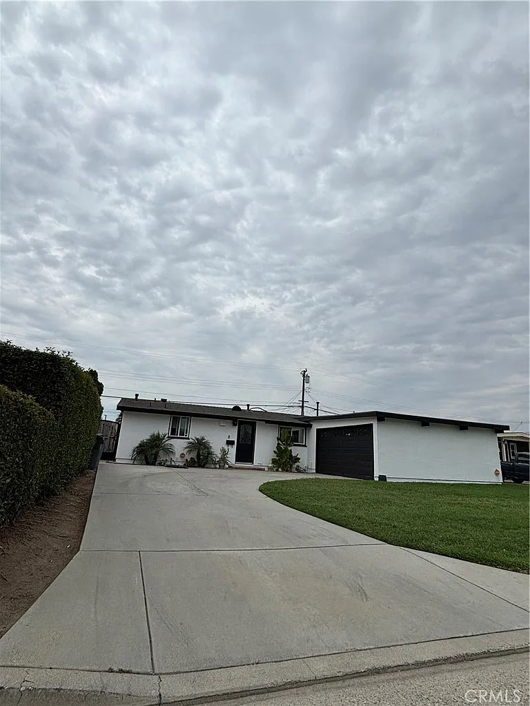 3 bed, 1175 sqft, $3,900 — Photo 1