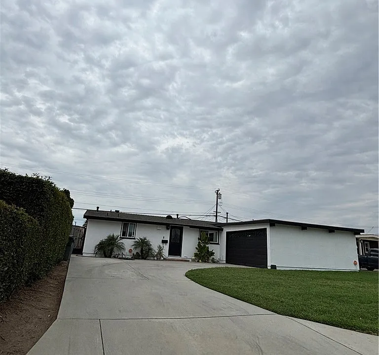 1221 N Aldenville Ave