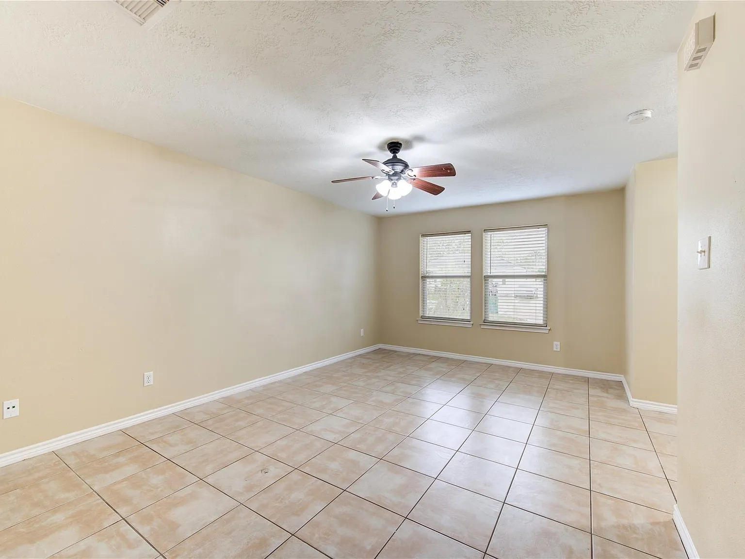 3 bed, 2.5 bath, 1382 sqft, $1,650 — Photo 4