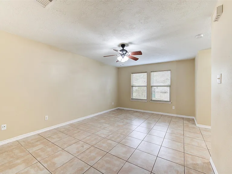 605 Center St #B — Photo 4