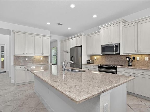 3rd image of 3296 Pacific DR