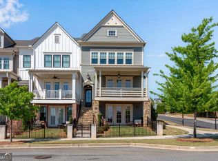 917 S On Main Dr, Woodstock, GA