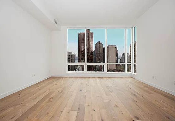 5th image of 325 Lexington Ave APT 28