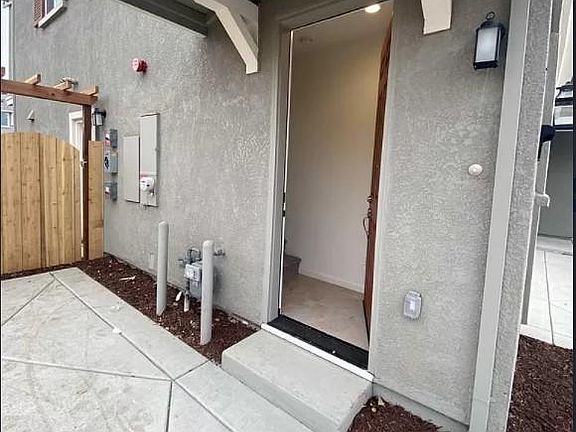 Entrance to the apartment.