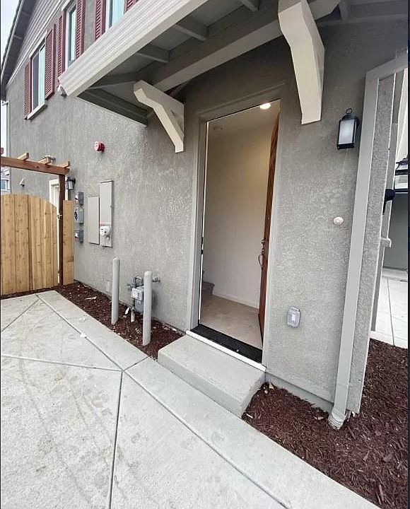 Entrance to the apartment.