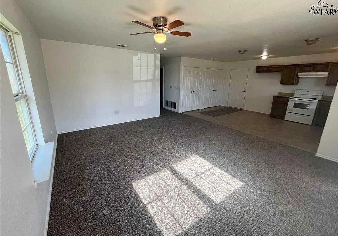 3 bed, 2.0 bath, 1196 sqft, $1,200 — Photo 3