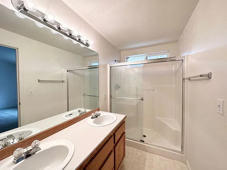 940 NW Oak Ln — Photo 14