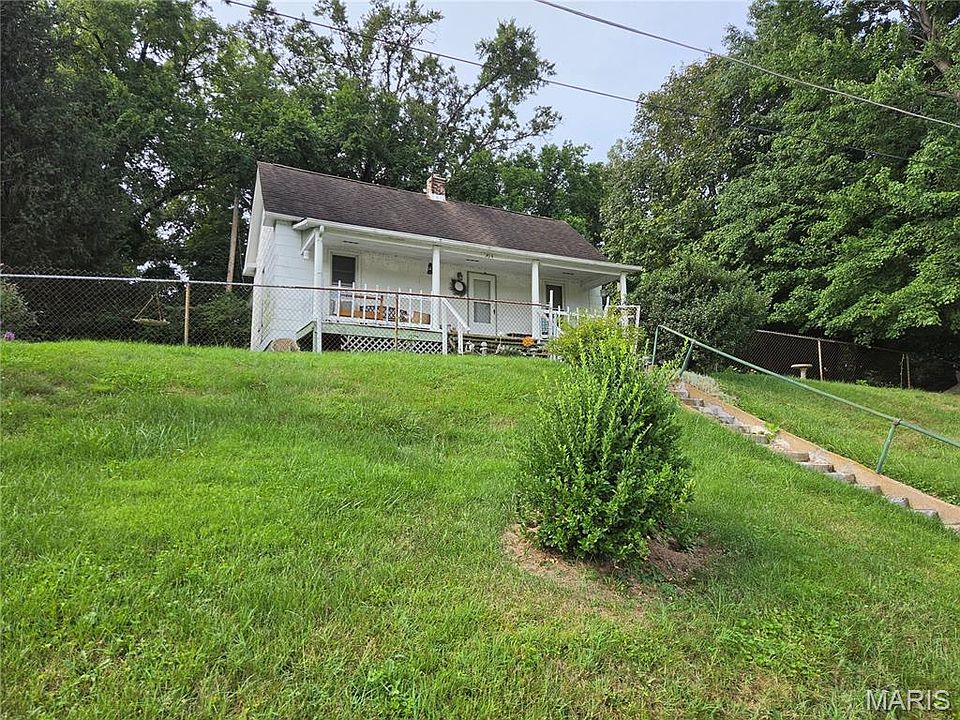 1st image of 304 Railroad St