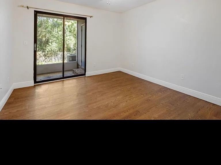 1101 Green Tree Ct #B — Photo 12