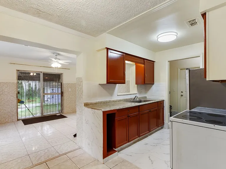1227 Merritt St — Photo 4