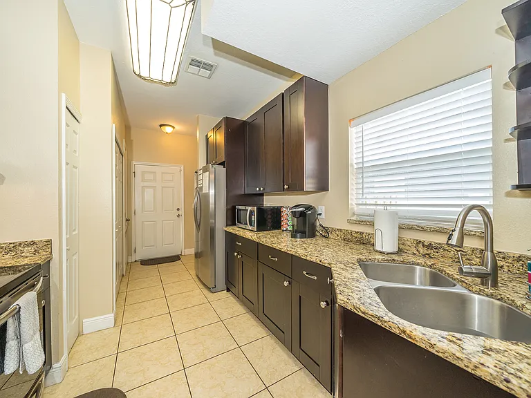 205 E Kirby St — Photo 6