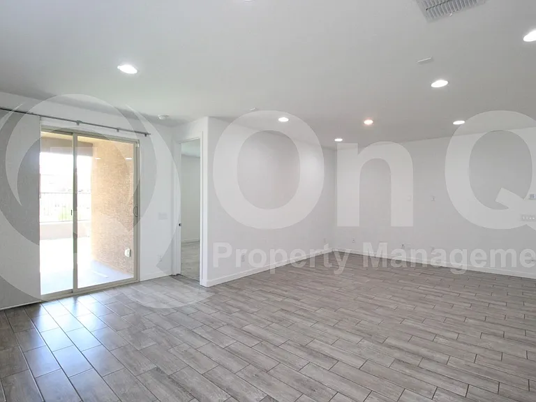 8923 W Solano Dr — Photo 9