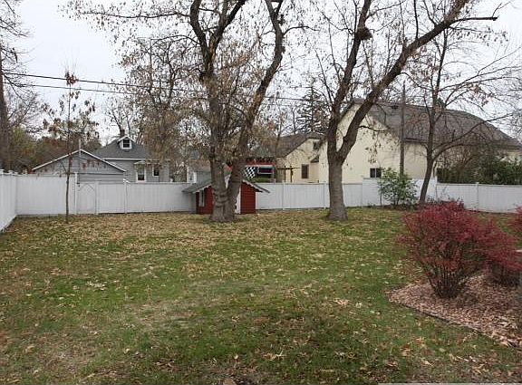 3rd image of 208 15th Ave N