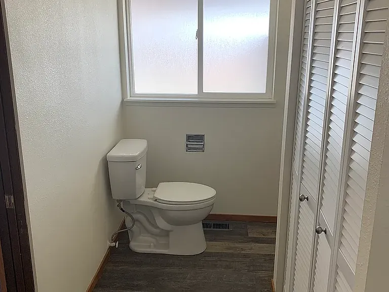 504 Ash St N — Photo 5