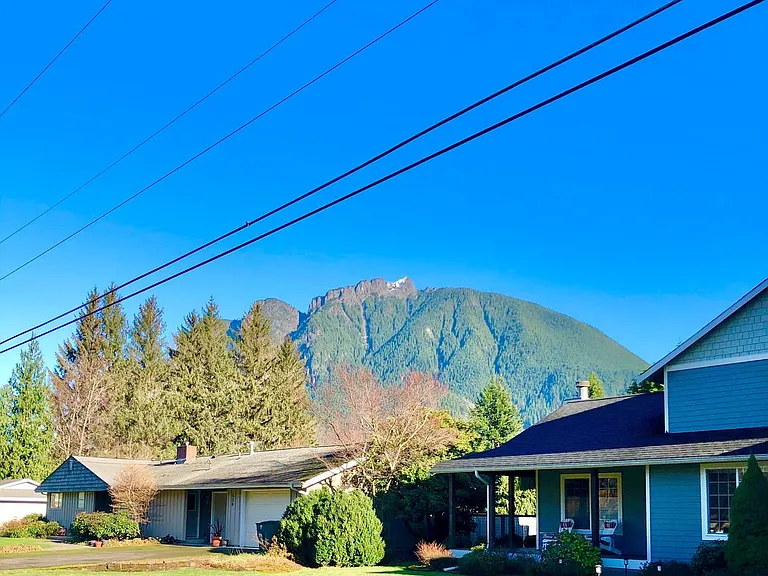 543 Riverside Dr SE — Photo 3