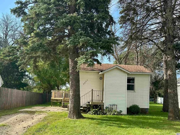 2227 21st St SW, Mason City, IA 50401