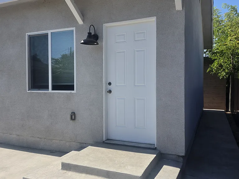 1209 W King St — Photo 15