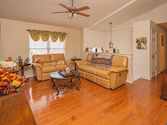 3rd image of 183 Cambridge Dr