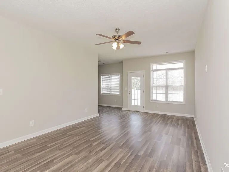 104 Lenox Ln — Photo 5