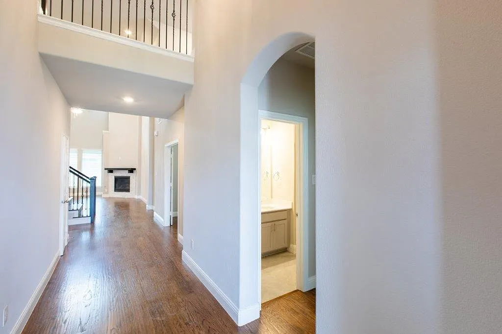 5 bed, 3274 sqft, $3,700 — Photo 2