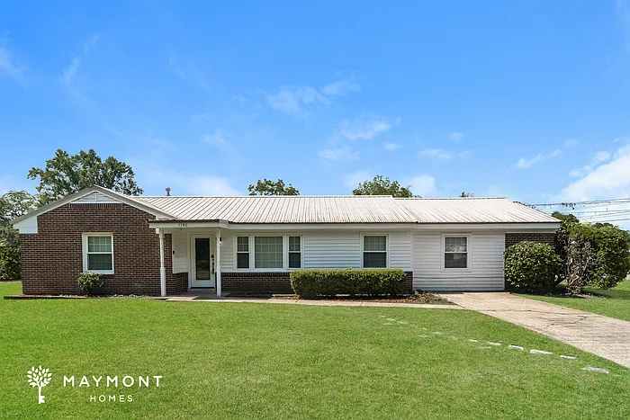 3 bed, 2.0 bath, 2220 sqft, $1,745 — Photo 1