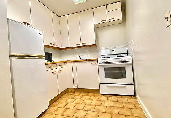 4th image of 246 W 102nd St #Aa