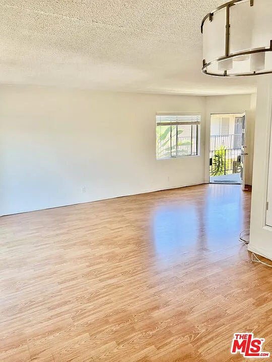 Building Photo - 1288 Barry Ave #4