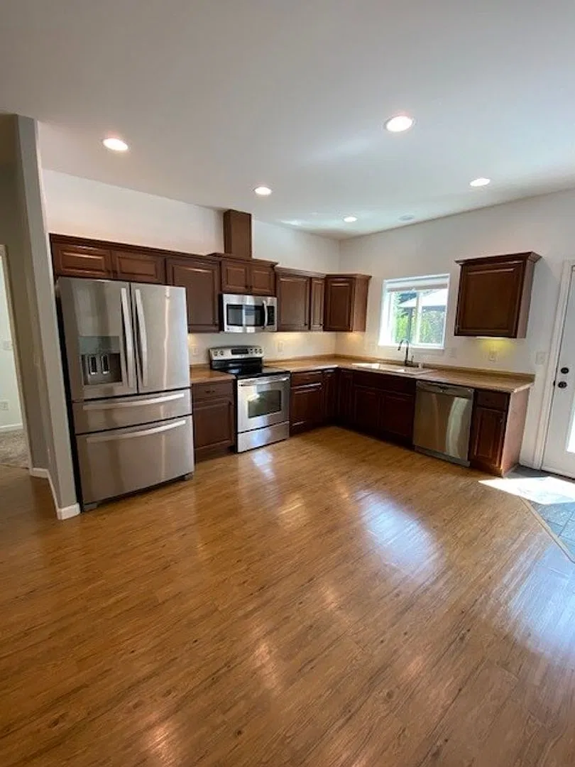 Don't miss out on this Charming 3-Bedroom Ranch Home in Crystal Springs Battle Ground — Photo 3