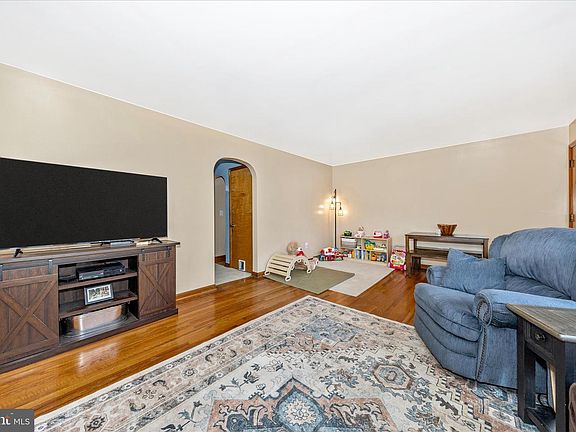 3rd image of 15639 Clear Spring Rd