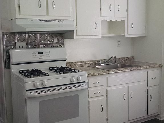 Kitchen - stove, counter, cabintes