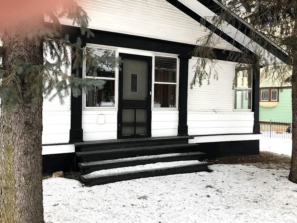 602 Main St photo 1