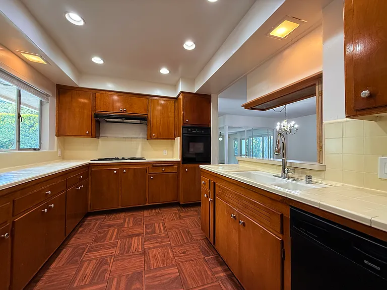 1240 Wellington Ave — Photo 10