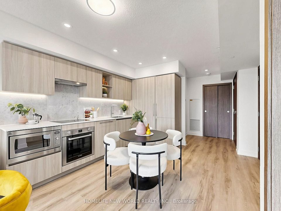 1st image of 17 Bathurst St #2011