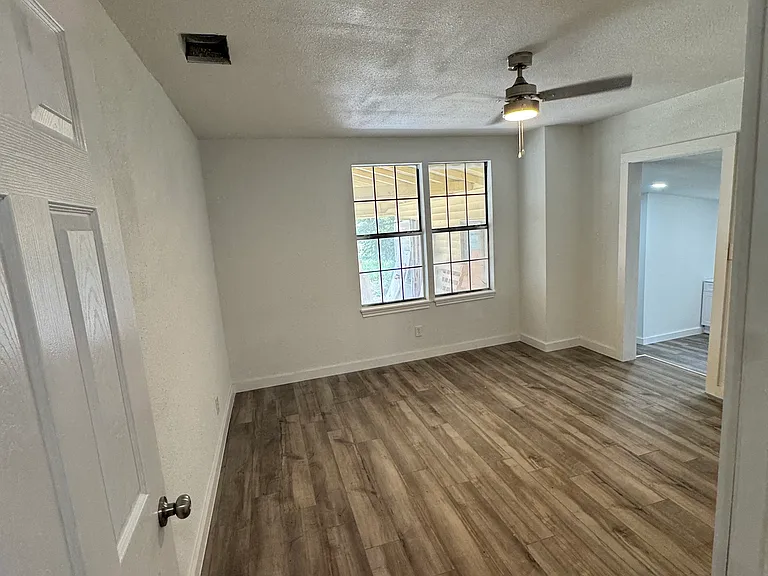 909 N Avenue B — Photo 6