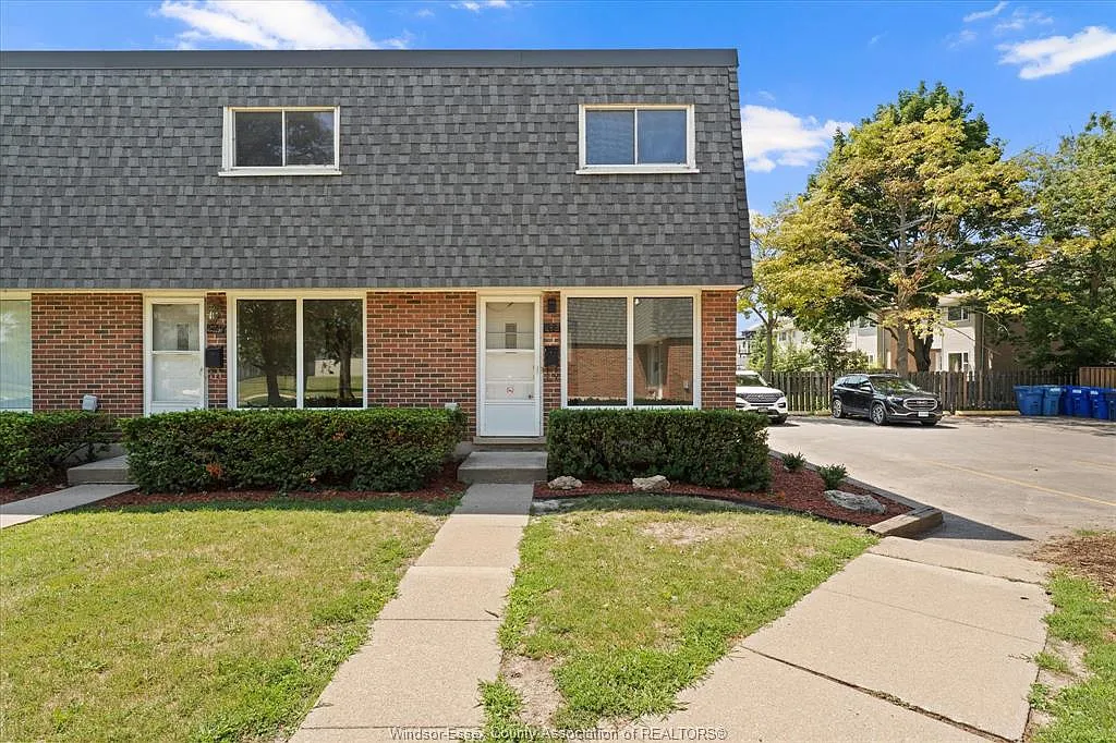 2 bed, 1.0 bath, 900 sqft, $2,200 — Photo 1