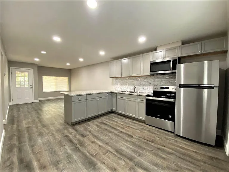 809 E Bellevue Rd — Photo 2