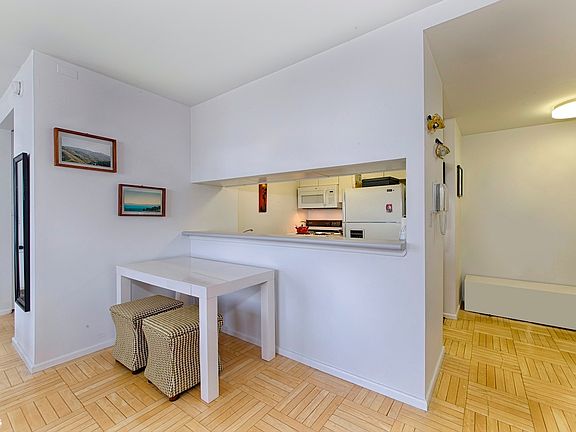 4th image of 236 E 47th St APT 32A