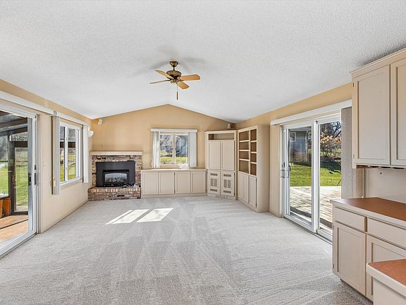 5th image of 2201 Tamarack Ln