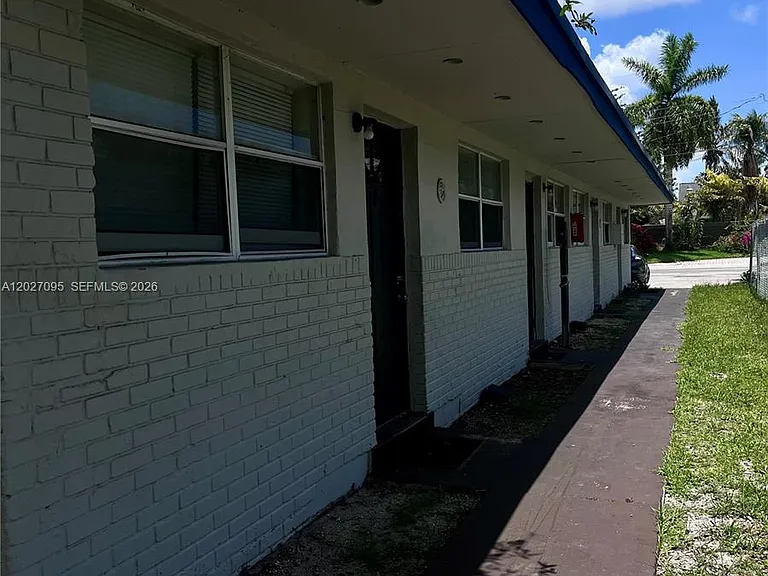 109 NW 14th Way #3 — Photo 2