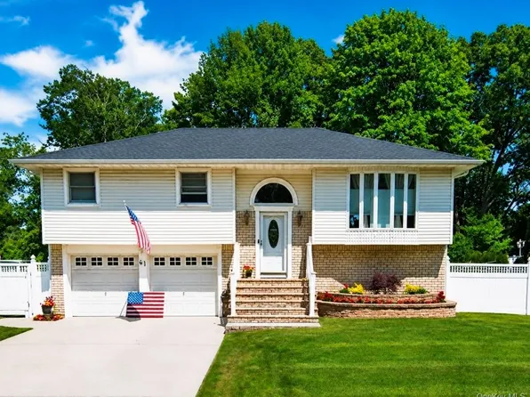 61 Yale Avenue, Oakdale, NY 11769