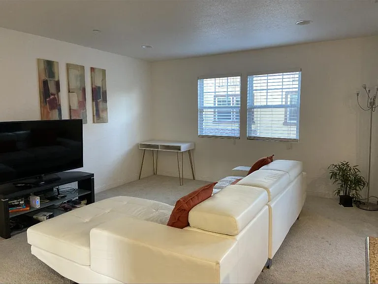 407 San Clemente Ter — Photo 2